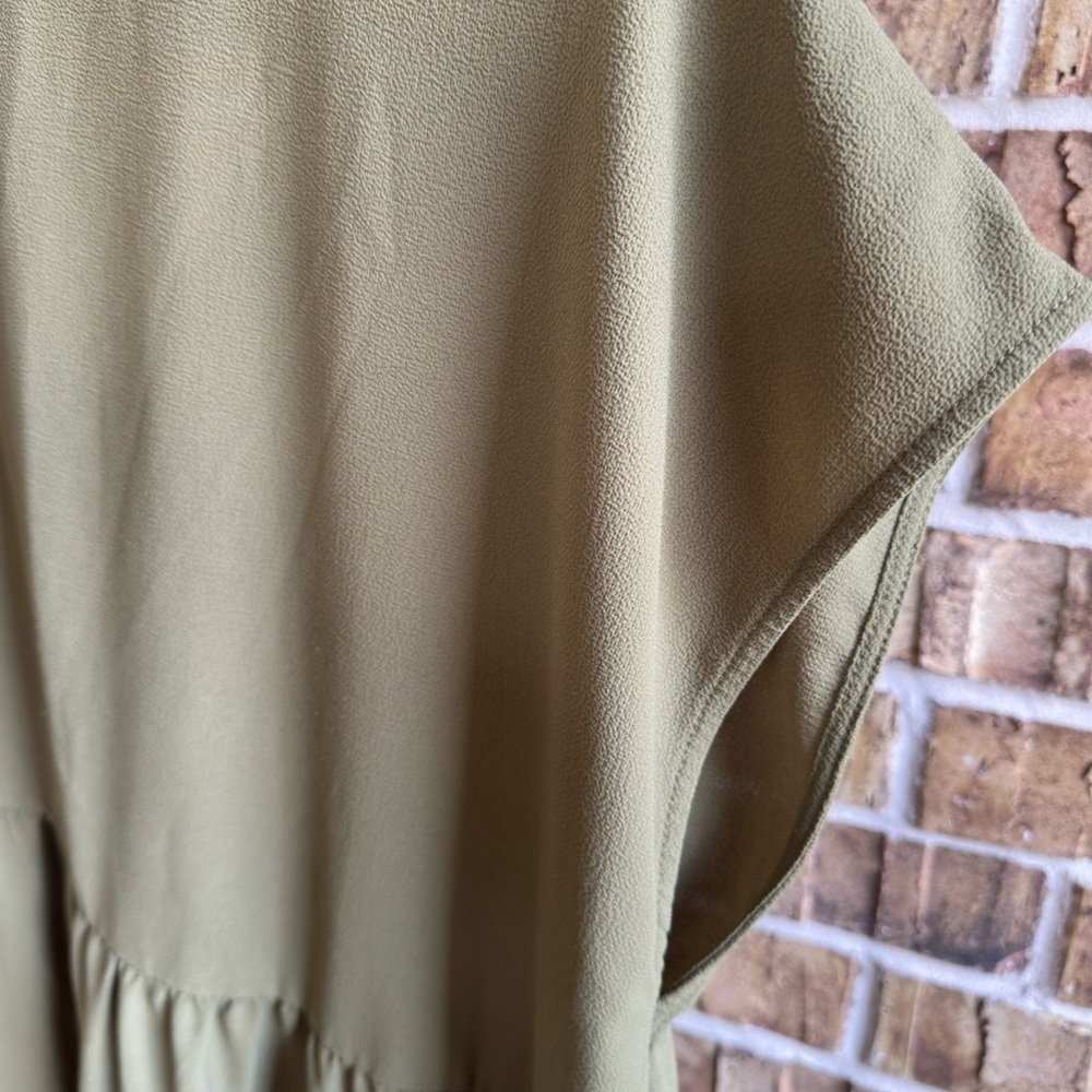Elegant Green Tunic Top with Flowing Silhouette - Picture 3 of 6